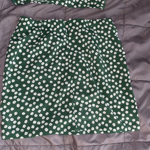 Green floral crop top and mini skirt set - Picture 5 of 5